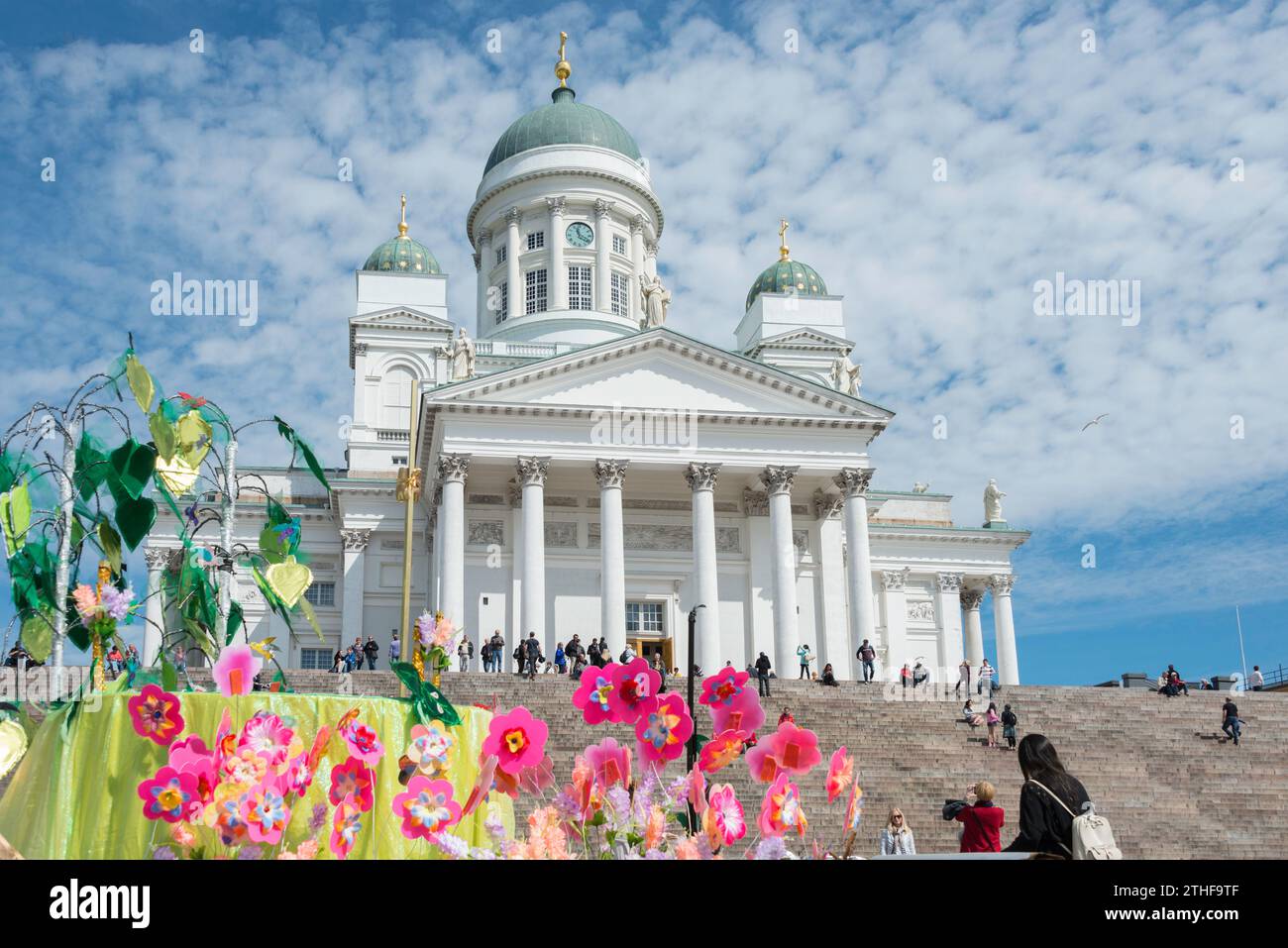 Helsinki Cattedrale Luterana e colorata galleggiante, la Piazza del Senato, Helsinki, regione di Uusimaa, la Repubblica di Finlandia Foto Stock