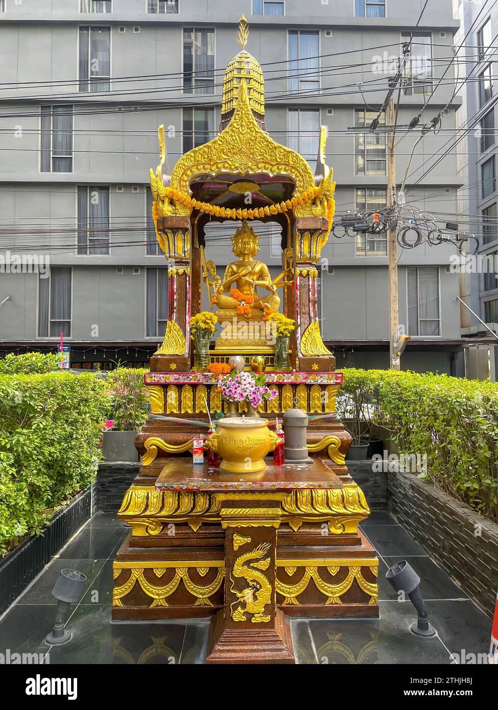 Tempio a buddha in una strada a bangkok. Questa foto è stata scattata da Bangkok, Thailandia. Foto Stock