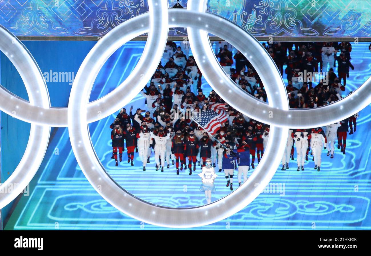 4 FEBBRAIO 2022 - Pechino, Cina: Brittany Bowe e John Shuster sono i portabandiera del Team United States of America (USA) durante la Parata delle Nazioni Foto Stock