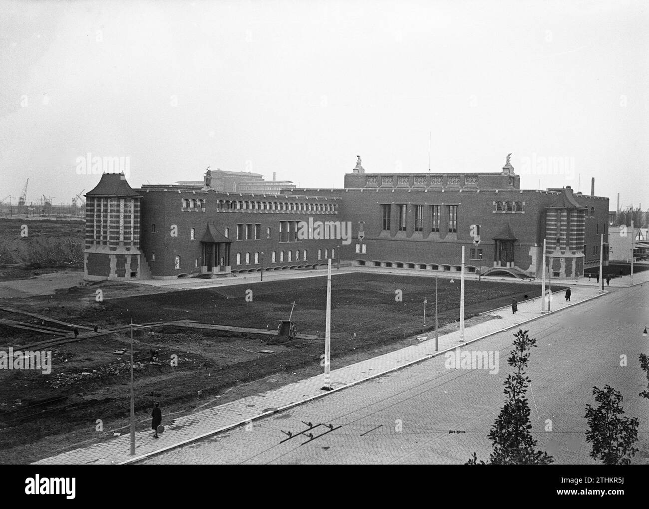 Edificio dell'Istituto tecnico Nazionale per la navigazione e l'aviazione a Rotterdam, CA. 1945 Foto Stock