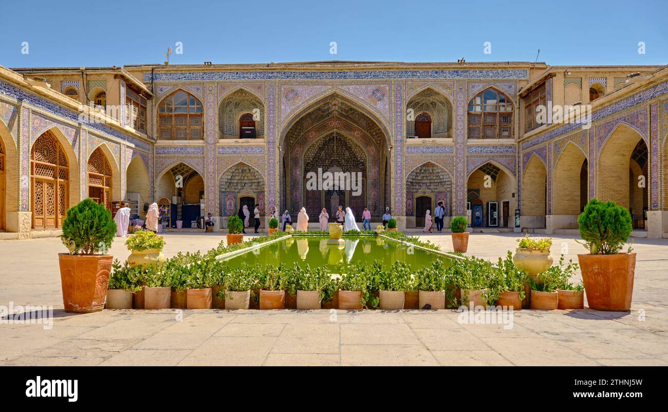 Shiraz, Iran, 06.27.2023.Moschea Nasir ol Molk, moschea di Shiraz. Dettagli e persone nella moschea Nasir Ol Molk, moschea. Simbolo dell'Iran. Foto Stock