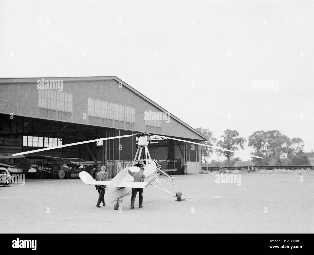 La Cierva autogyro PH-HHH (donna Dulcinea) della Netherlands Aviation School viene portata nell'hangar dell'aeroporto di Rotterdam Waalhaven, CA. 1935 Foto Stock