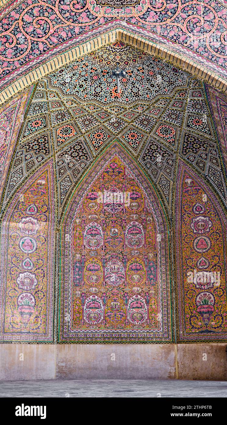 Shiraz, Iran, 06.27.2023.Moschea Nasir ol Molk, moschea di Shiraz. Dettagli della moschea Nasir Ol Molk, moschea. Simbolo dell'Iran. Foto Stock