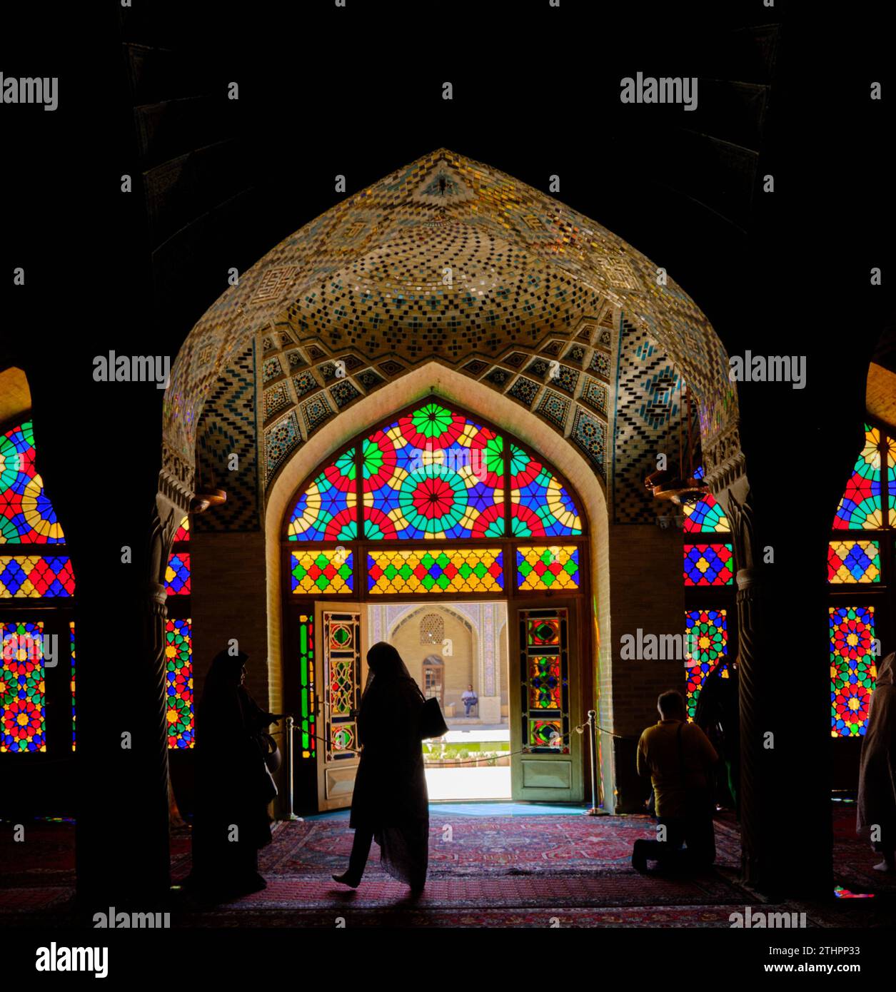 Shiraz, Iran, 06.27.2023. All'interno della moschea Nasir Ol Molk, moschea di Shiraz. Simbolo dell'Iran. Foto Stock