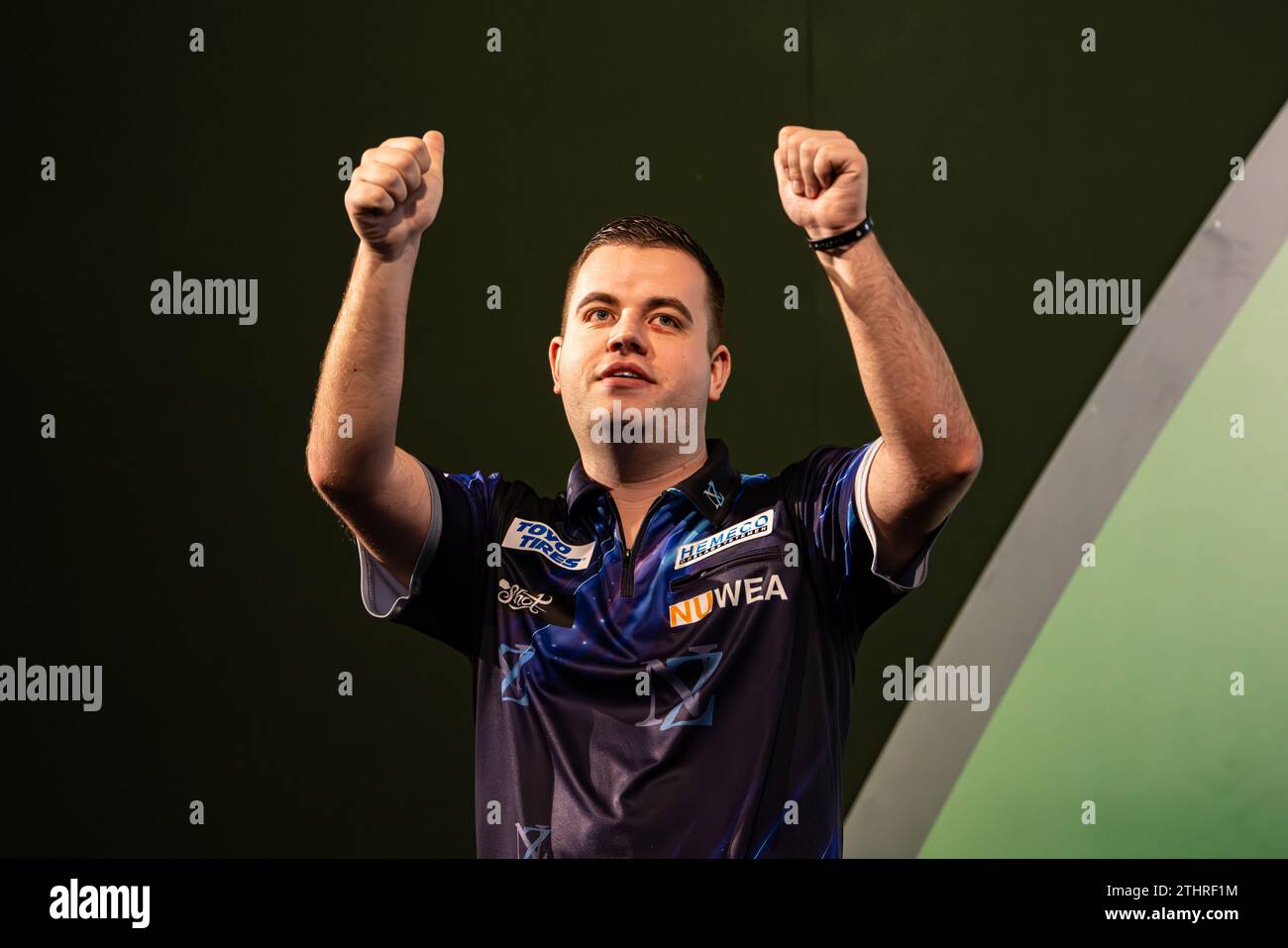 Alexandra Palace, Londra, Regno Unito. 20 dicembre 2023. 2023/24 PDC Paddy Power World Darts Championships Day 6 sessione pomeridiana; Niels Zonneveld onda ai tifosi dopo aver camminato fino al palco credito: Action Plus Sports/Alamy Live News Foto Stock