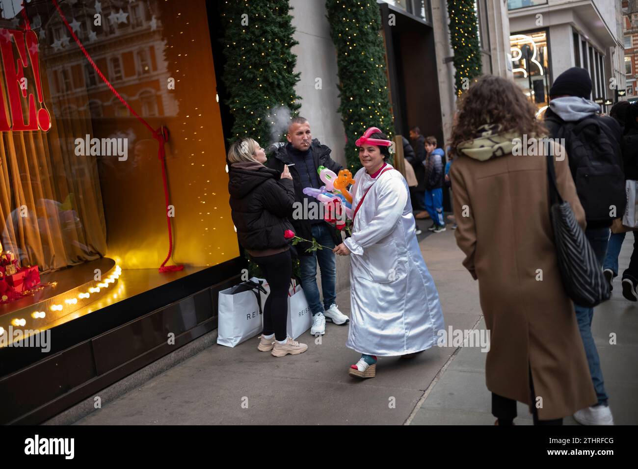 I falegnami di strada festosi sono in vigore per i turisti di Natale lungo Oxford Street, 20 dicembre 2023. Foto Stock
