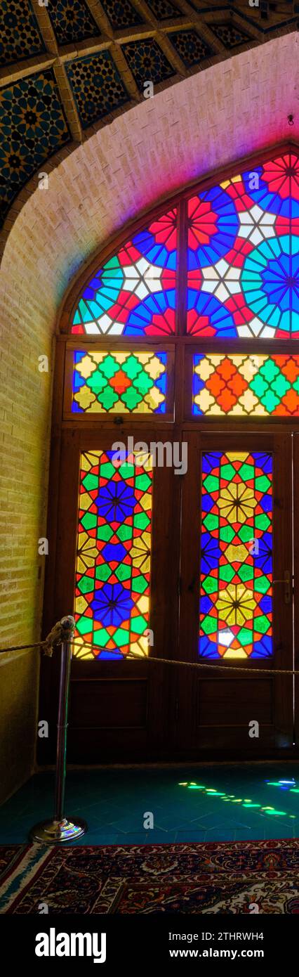 Shiraz, Iran, 06.27.2023. All'interno della moschea Nasir Ol Molk, moschea di Shiraz. Simbolo dell'Iran. Foto Stock