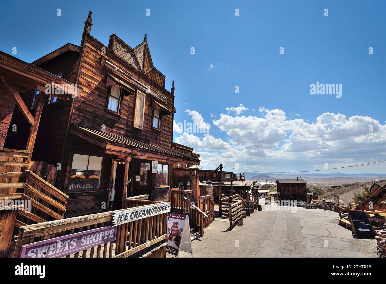 Pittoreschi edifici della città fantasma di Calico in un giorno d'estate - California, Stati Uniti Foto Stock