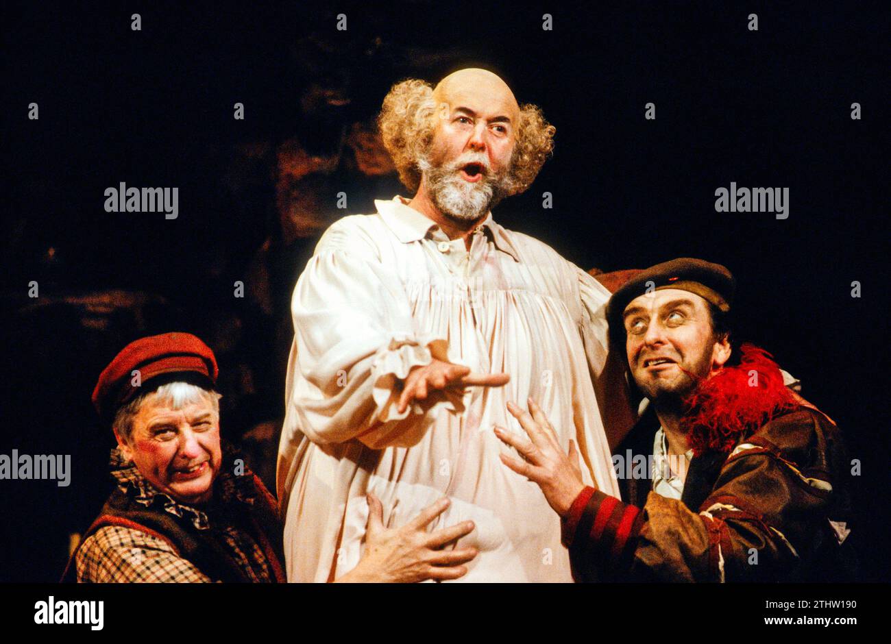 l-r: Edward Byles (Bardolph), Benjamin Luxon (Sir John Falstaff), Richard Angas (Pistol) in FALSTAFF all'English National Opera (ENO), London Coliseum, Londra WC2 22/02/1989 musica: Giuseppe Verdi libretto: Arrigo Boito traduzione inglese: Amanda Holden direttore: Mark Elder design: Marie-Jeanne Lecca illuminazione: Paul Pyant direttore: David Pountney Foto Stock