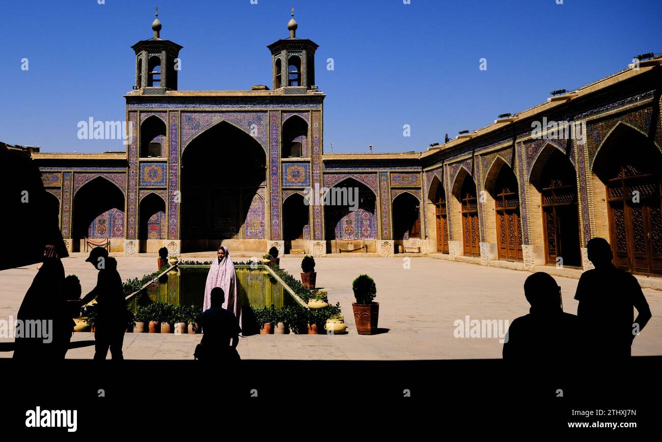 Shiraz, Iran, 06.27.2023. Abiti tradizionali islamici nelle persone. Persone nell'hijab islamico e burqa nella moschea Nasir ol Molk, foto in bianco e nero Foto Stock