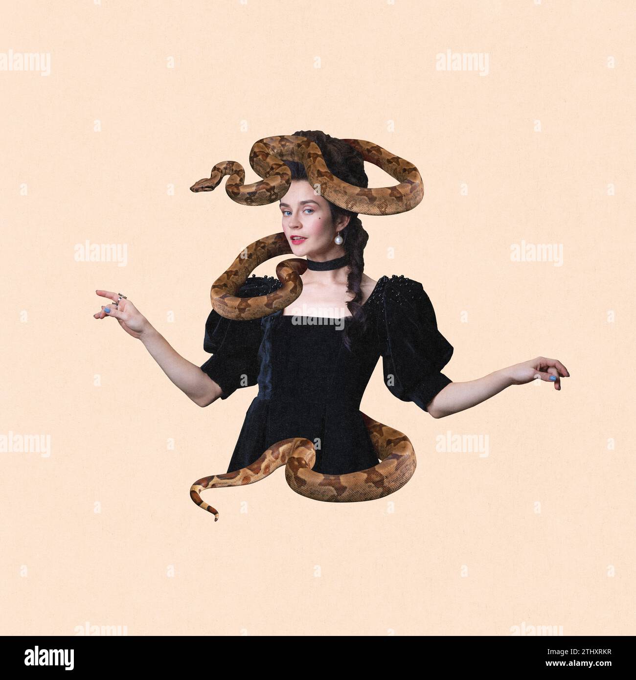 Collage d'arte contemporanea. Giovane persona medievale, donna in abito vecchio stile con serpente avvolto intorno al corpo e la testa contro il colore della pesca Foto Stock