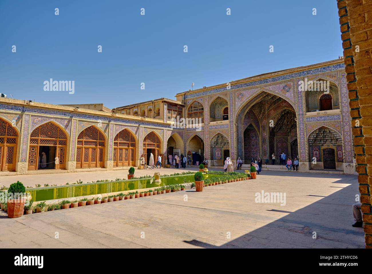 Shiraz, Iran, 06.27.2023.Moschea Nasir ol Molk, moschea di Shiraz. Dettagli e persone nella moschea Nasir Ol Molk, moschea. Simbolo dell'Iran. Foto Stock