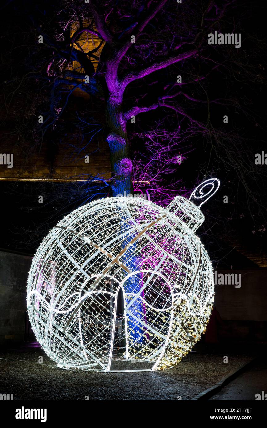 Grande albero di Natale illuminato bianco bauble, castello di Lincoln, Lincoln City, Lincolnshire, Inghilterra, REGNO UNITO Foto Stock