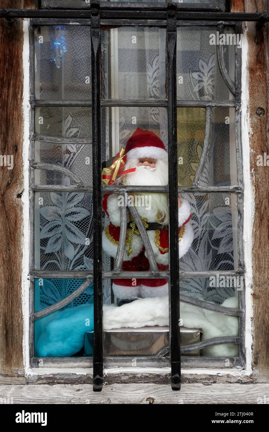 Decorazione delle finestre natalizie con figura Babbo Natale. Clausola di Babbo Natale in una finestra Foto Stock