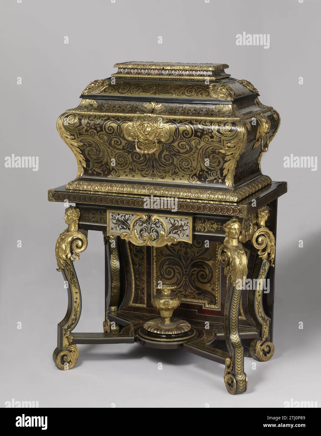 Due cofanetti per WC, c. 1685 - c. 1690 valigia su telaio con esempi scultorei, antichi e rinascimentali che ricordano forma, decorazione con contre party Boulle-Marqueterie di rame e tartaruga e bronzo dorato. Una parte di pochi. Telaio Paris Blindhout: Software. Telaio cieco: Quercia (legno). Valigia Blindhout: Legno tenero. Valigia Blindhout: Quercia (legno). Cassetto cieco: Noce (legno duro). Profili dell'armadietto superiore: Ebano (legno). Impiallacciatura: Pera (legno). impiallacciatura:. Impiallacciatura: Ottone (lega). impiallacciatura: stagno (metallo). Impasto: Bronzo (metallo). Viti: Ferro (metallo). Spijkers: Ottone (lega). Doratura Foto Stock