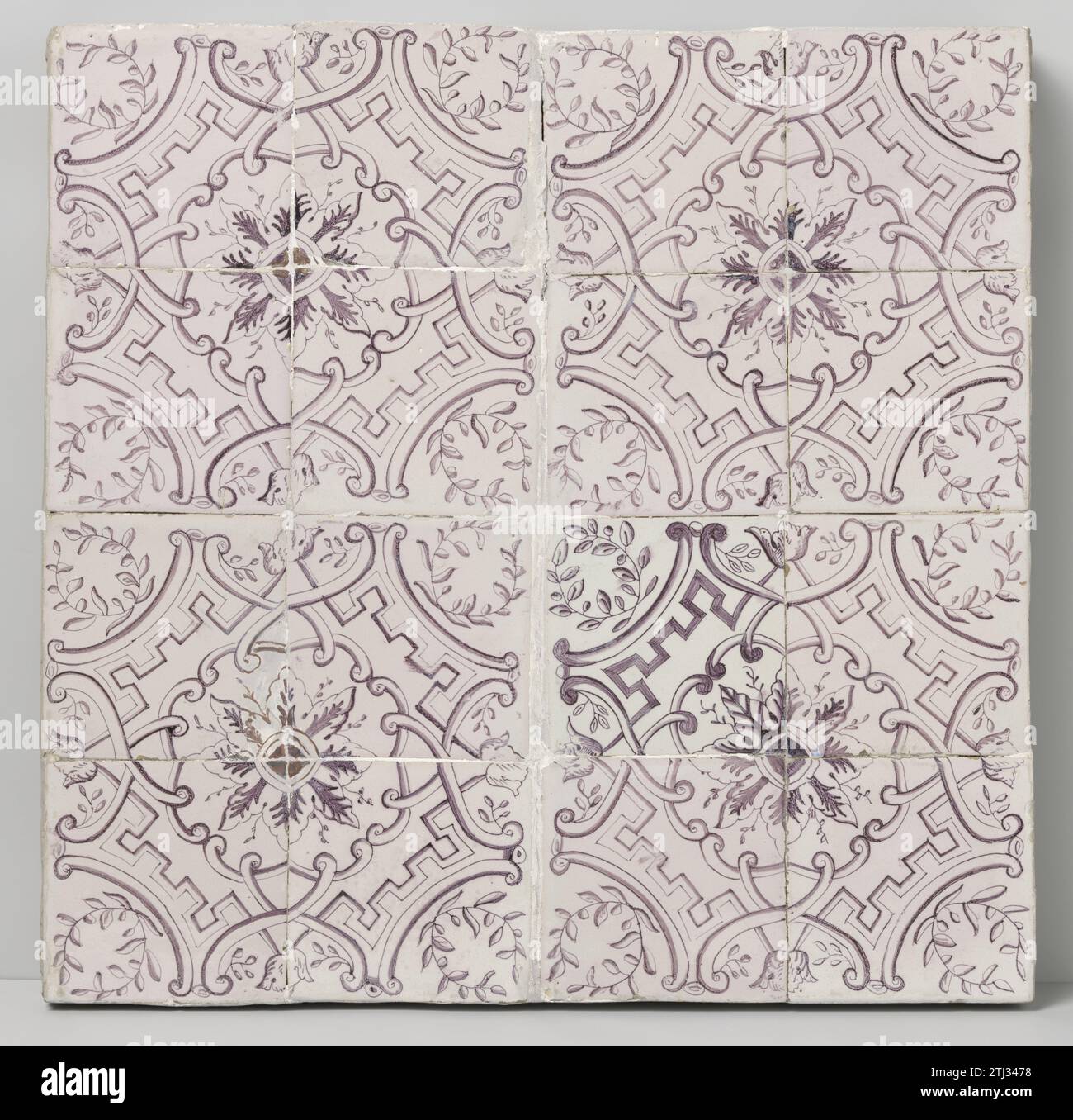 Tegelveld con sedici piastrelle, Anonimo, 1760 - 1810 campo di piastrelle di 16 piastrelle (4 x 4) con ornamenti di foglie, ricci e meandri dipinti viola. Quattro mattonelle insieme formano una rosetta al centro. Terracotta olandese. Piastrelle in maiolica con glassa di stagno di 16 piastrelle (4 x 4) con ornamenti di foglie, ricci e meandri dipinti di viola. Quattro mattonelle insieme formano una rosetta al centro. Terracotta olandese. glassa in maiolica di stagno Foto Stock