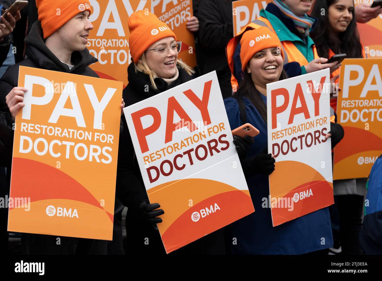 I medici in formazione in sciopero sono visti su una linea di picchetto BMA (British Medical Association) fuori dall'ospedale UCL (University College London), il 20 dicembre 2023, a Londra, in Inghilterra. L'unione BMA ha detto che la proposta al governo valeva in media un 3% in più quest'anno. Questo si aggiunge a un aumento del 8,8 per cento già dato. Gli scioperi dureranno tre giorni a partire dal 20 dicembre, seguiti da sei giorni a partire dal 3 gennaio. La sospensione del nuovo anno sarà la più lunga nella storia dell'NHS. Foto Stock