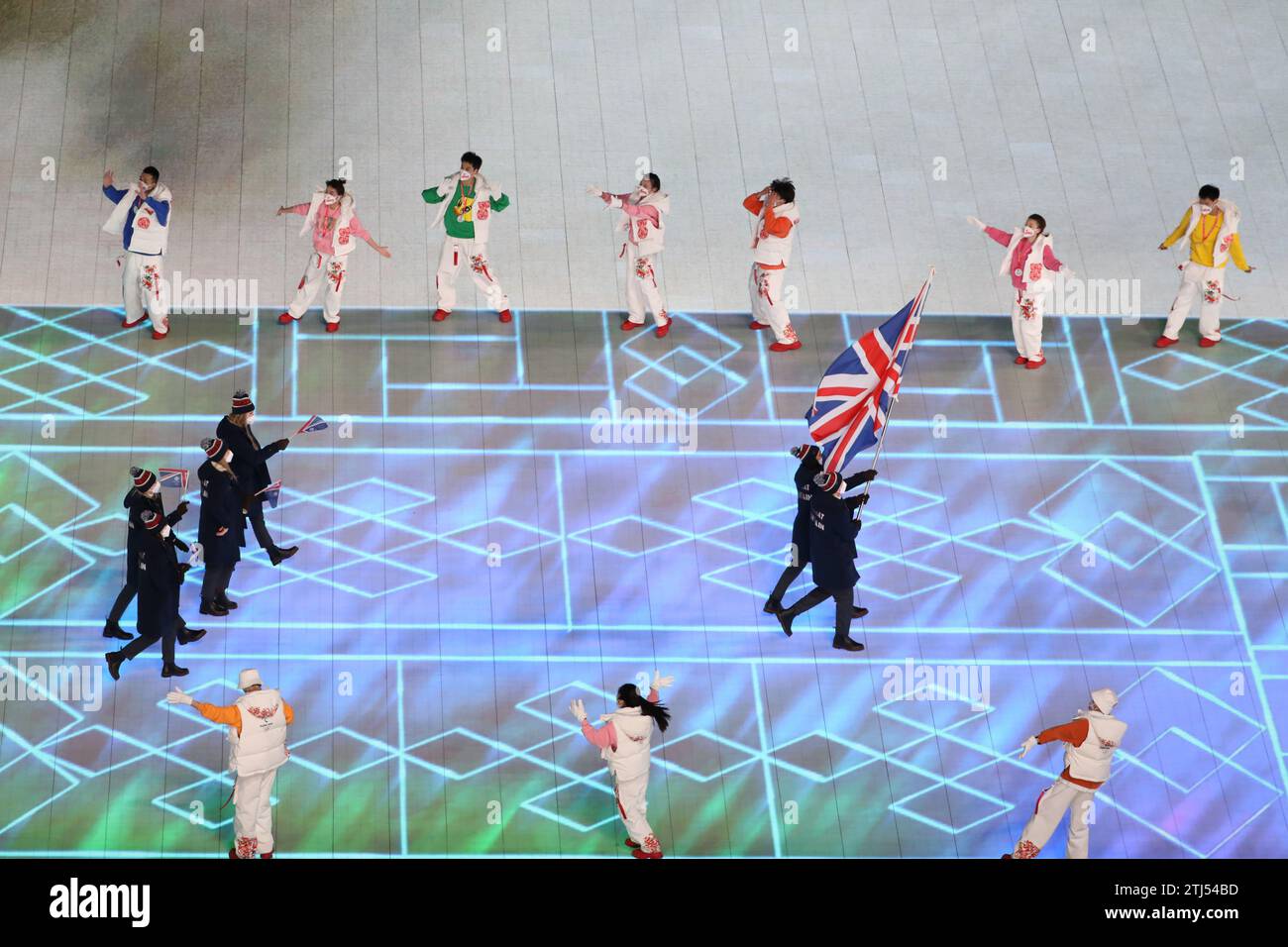 4 FEBBRAIO 2022 - Pechino, Cina: Eve Muirhead e Dave Ryding sono i portabandiera del Team Great Britain durante la Parata delle Nazioni nelle prime sale Foto Stock