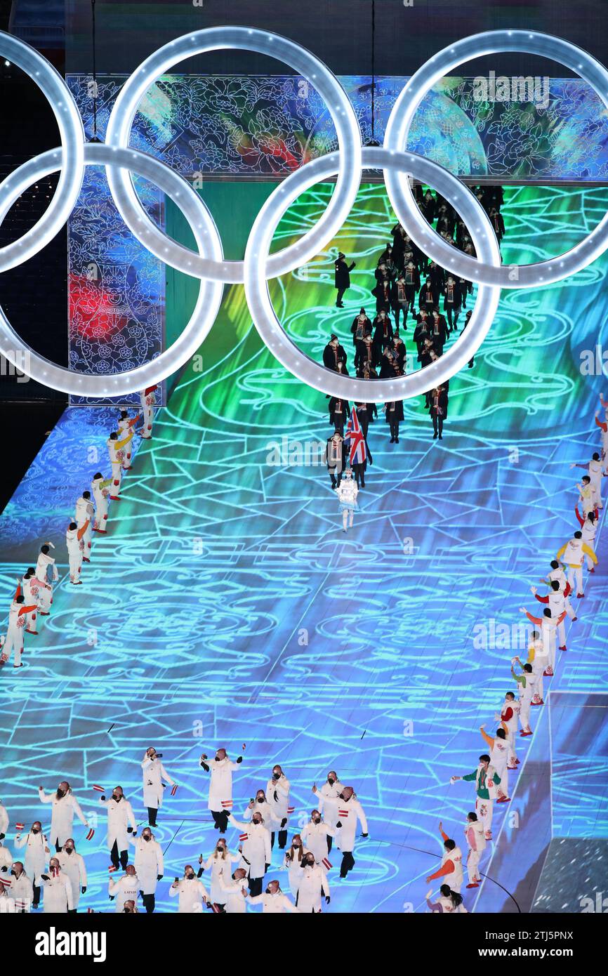 4 FEBBRAIO 2022 - Pechino, Cina: Eve Muirhead e Dave Ryding sono i portabandiera del Team Great Britain durante la Parata delle Nazioni nelle prime sale Foto Stock