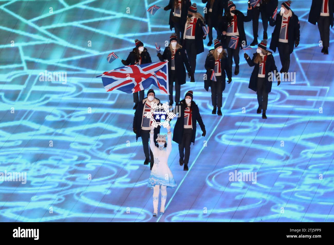 4 FEBBRAIO 2022 - Pechino, Cina: Eve Muirhead e Dave Ryding sono i portabandiera del Team Great Britain durante la Parata delle Nazioni nelle prime sale Foto Stock