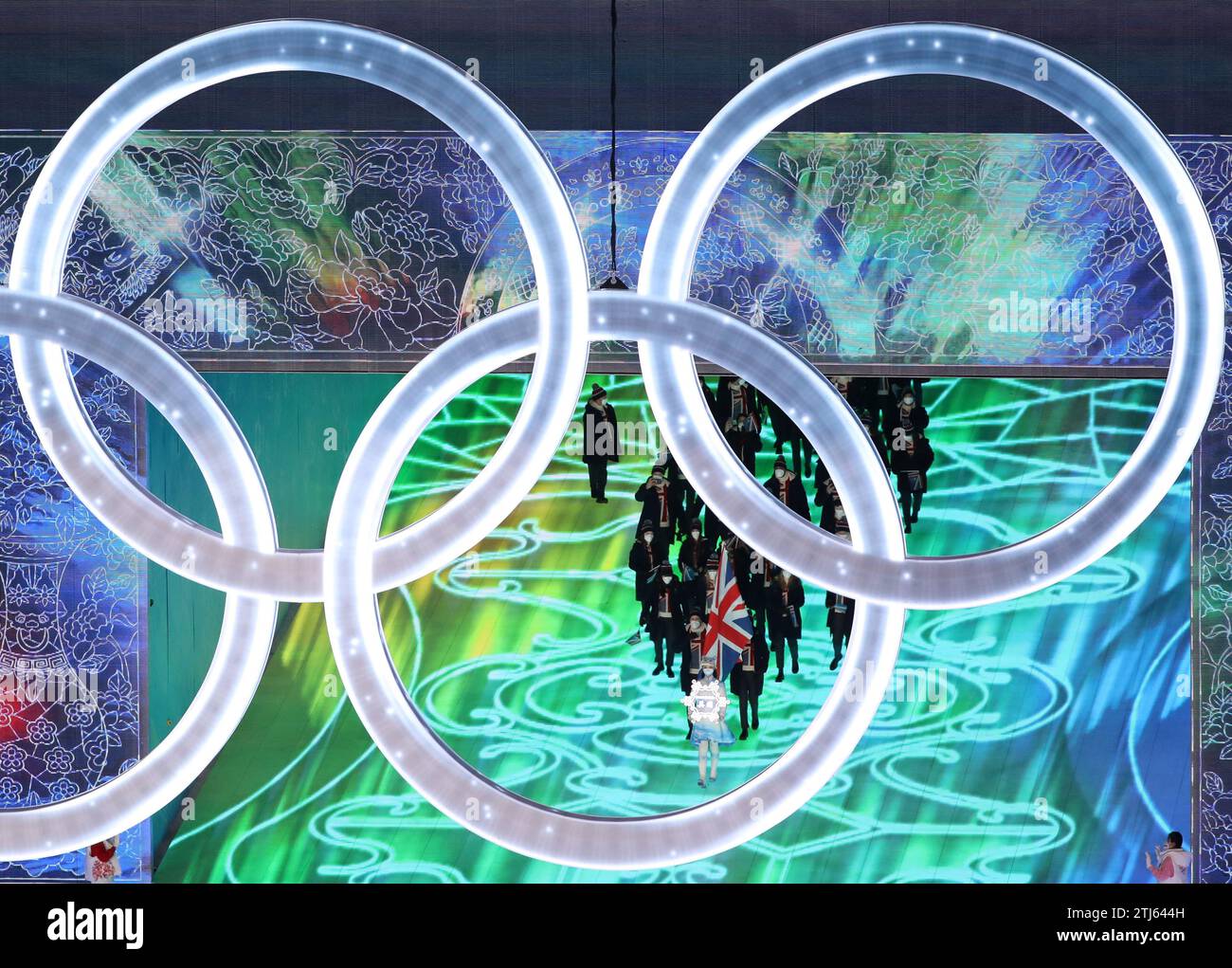 4 FEBBRAIO 2022 - Pechino, Cina: Eve Muirhead e Dave Ryding sono i portabandiera del Team Great Britain durante la Parata delle Nazioni nelle prime sale Foto Stock