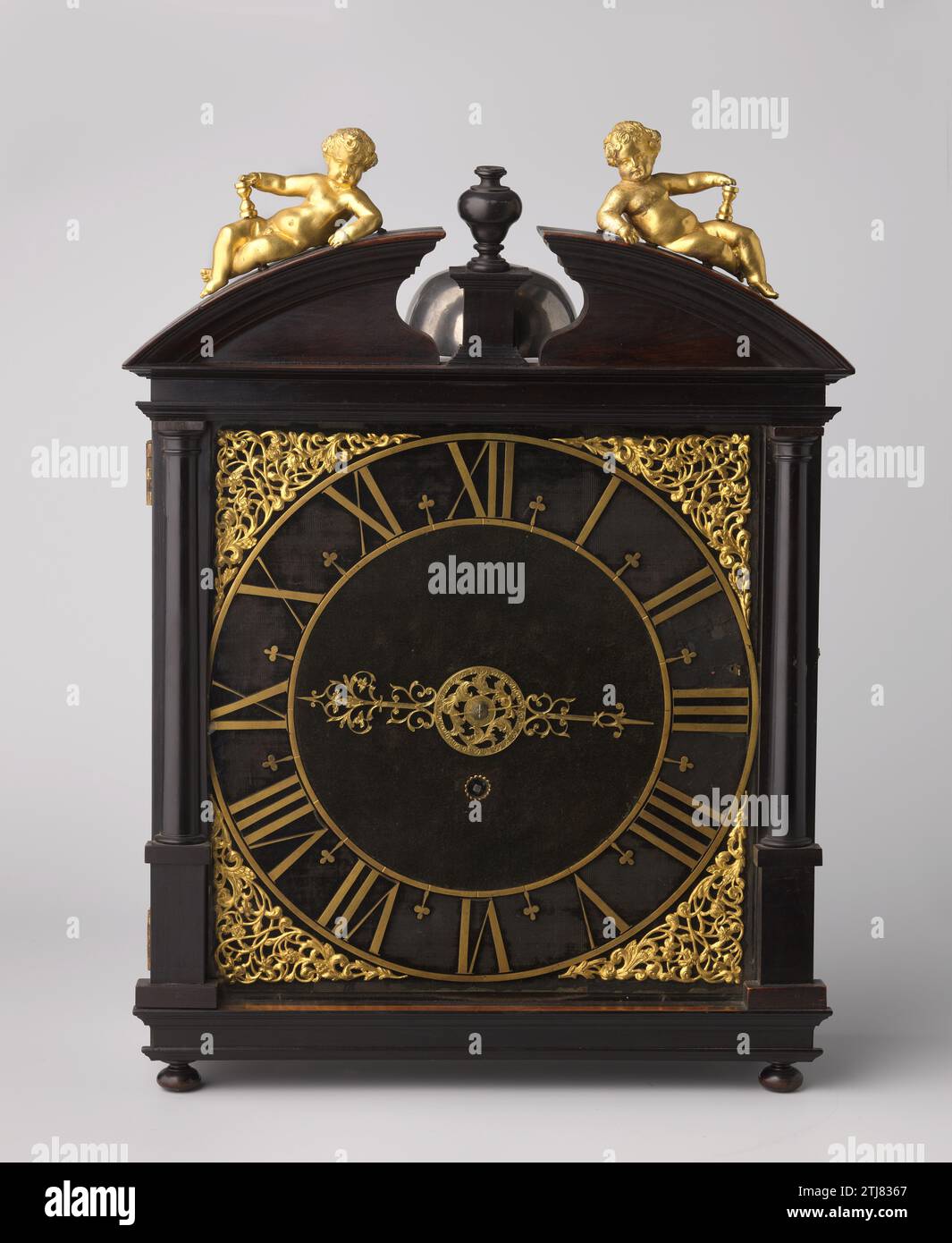 Orologio da tavolo in legno; armadietto quadrato in legno a baldacchino appiattito, tra due mezze colonne toscane, Pieter Visbach (i), 1650 - 1700 Orologio da tavolo in legno. L'orologio è inserito in un piccolo armadietto quadrato su piedini bol appiattiti, tra due mezze colonne toscane. L'utente è pieno di motivi di rango openwork. L'armadietto è coronato da una parte anteriore rotta a un quarto di giro, con un vaso su un piedistallo al centro. Due bambini riposano sulle due parti del frontone, con le spalle rivolte l'una verso l'altra. L'orologio è contrassegnato sul retro: "Pieter Visbach Fecit Hagae". Secondo la tradizione di Michiel de R. Foto Stock