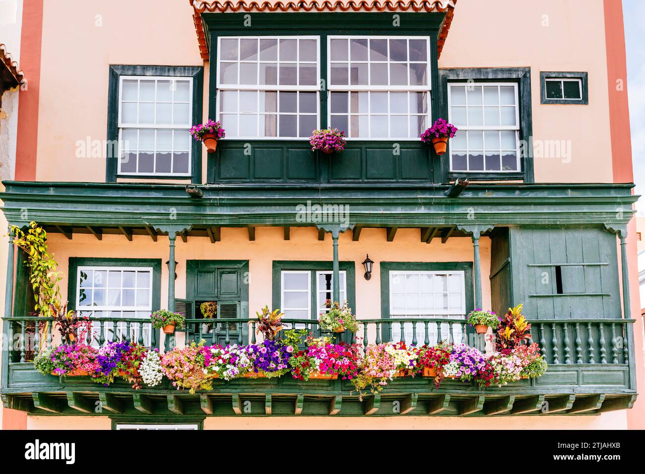 Case con balconi tipici. Avenida Marítima. Santa Cruz de la Palma, la Palma, Santa Cruz de Tenerife, Isole Canarie, Spagna Foto Stock