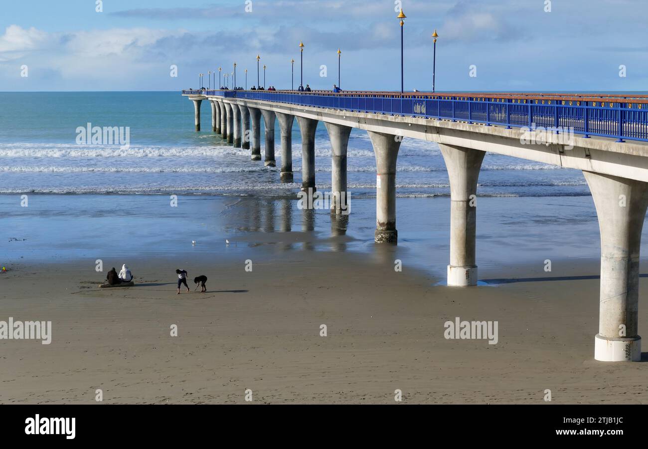 New Brighton, nuova Zelanda. Ci sono stati due moli di New Brighton a New Brighton, nuova Zelanda. Il primo molo, di costruzione in legno, fu aperto il 18 gennaio 1894 e demolito il 12 ottobre 1965. L'attuale molo di cemento è stato aperto il 1° novembre 1997. È una delle icone locali di Christchurch. Oceano Pacifico. Credito: BSpragg Foto Stock