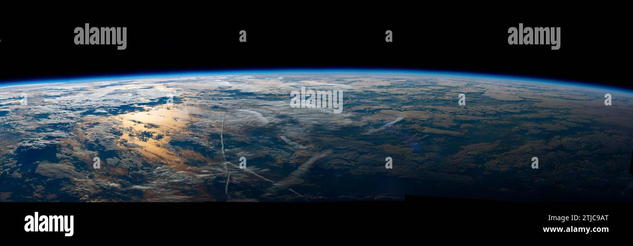 Mattina oltre l'Atlantico. Un'immagine composita creata con materiale raccolto dai membri dell'equipaggio durante la spedizione ISS 48 nel luglio 2016. Una versione ottimizzata di un'immagine originale della NASA / credito: NASA Foto Stock