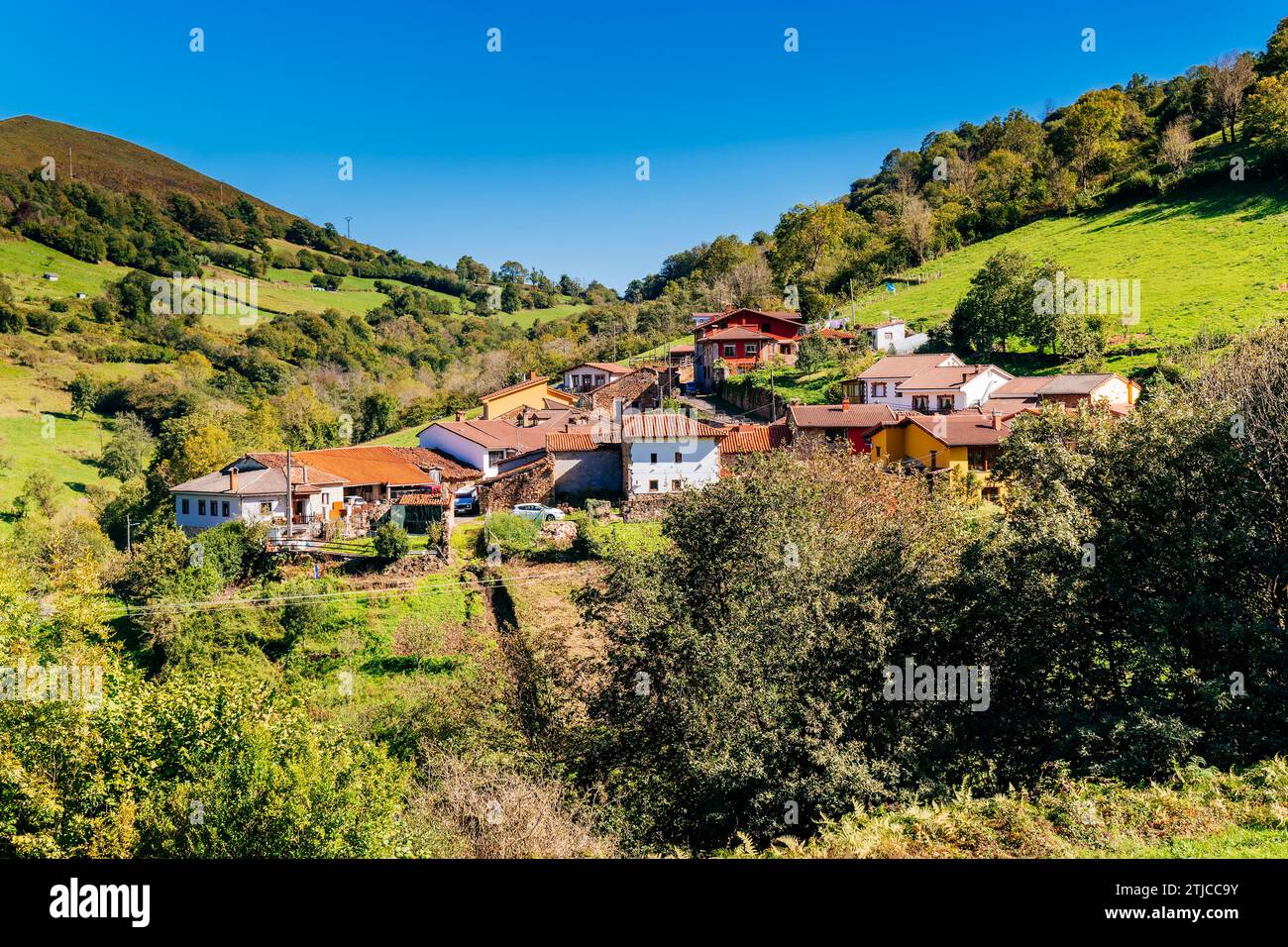 Vista del villaggio di Pedrovella, Quirós, Principato delle Asturie, Spagna, Europa Foto Stock