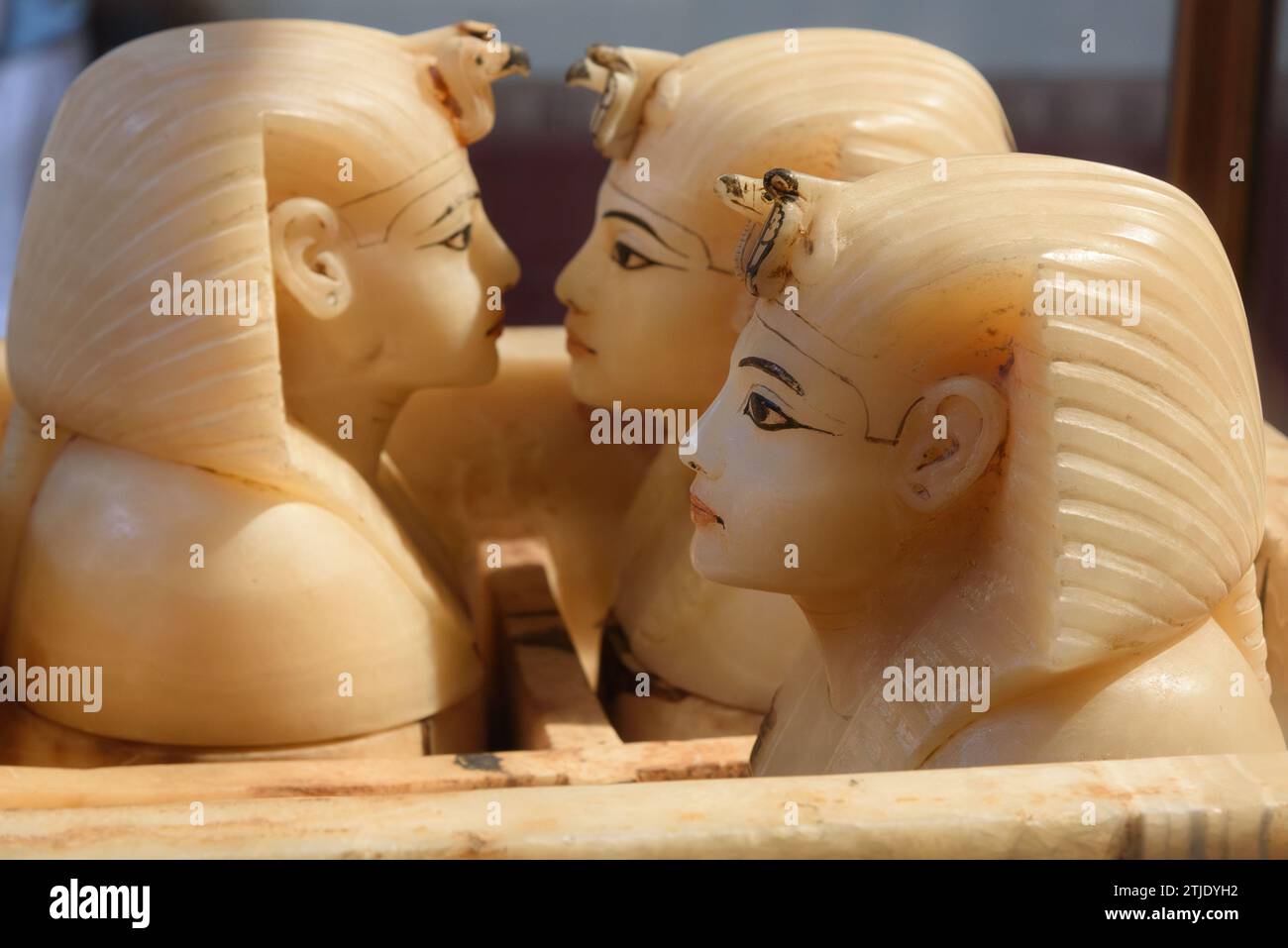 Cassa canopica di alabastro di Tutankhamon. Museo Egizio, il Cairo. Contro la parete orientale del tesoro c'era un alto santuario dorato contenente il torace canopico, in cui gli organi interni di Tutankhamon furono collocati dopo la mummificazione. I vasi canopici proteggevano gli organi interni di Tutankhamon. I vasi sono stati fatti per contenere gli organi che sono stati rimossi dal corpo nel processo di mummificazione: Polmoni, fegato, intestini e stomaco. Ogni organo era protetto da uno dei quattro figli di Horus: Hapy (polmoni), Imsety (fegato), Duamutef (stomaco) e Qebehsenuef (intestini). Foto Stock