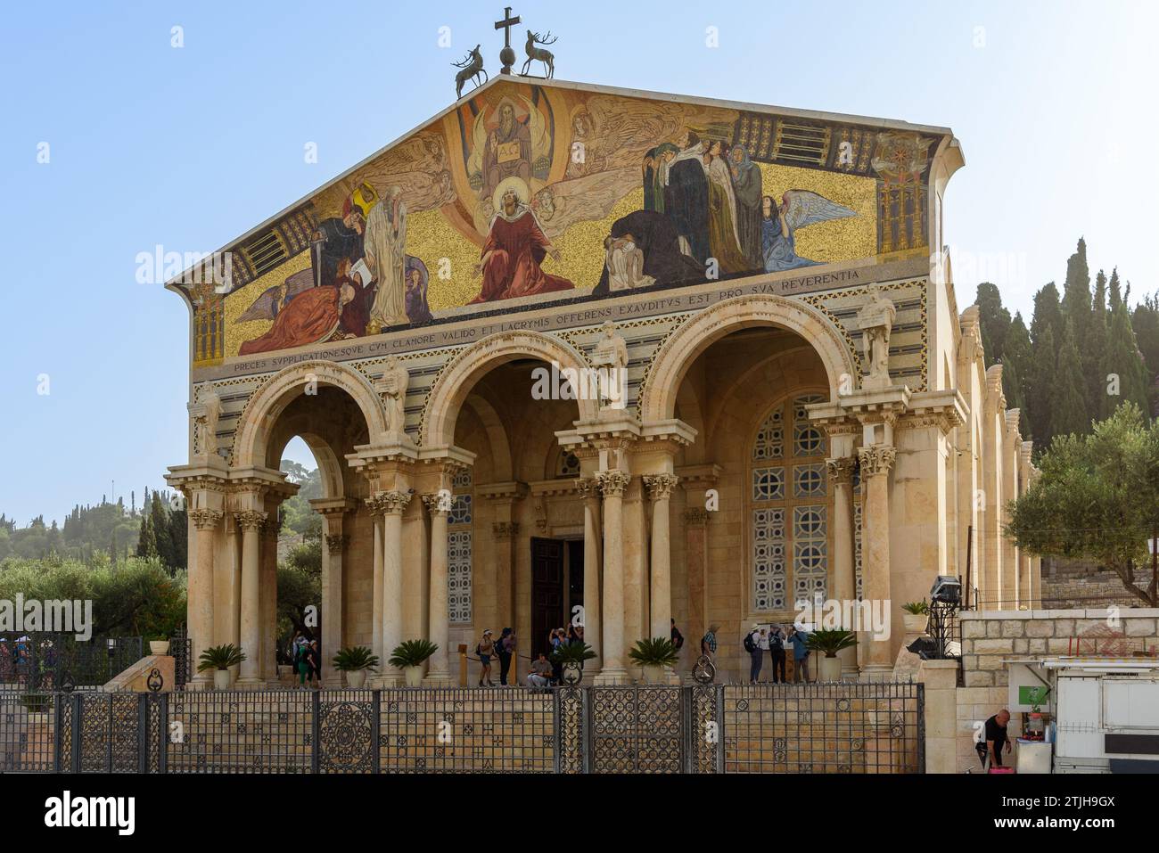 La Chiesa di tutte le Nazioni, nota anche come Chiesa o Basilica dell'agonia, è una chiesa cattolica romana situata sul Monte degli Ulivi a Gerusalemme Est, accanto al Giardino del Getsemani. Esso racchiude una sezione di roccia dove si dice che Gesù abbia pregato prima del suo arresto. Credito: Digitaleye/ JdeSousa Foto Stock