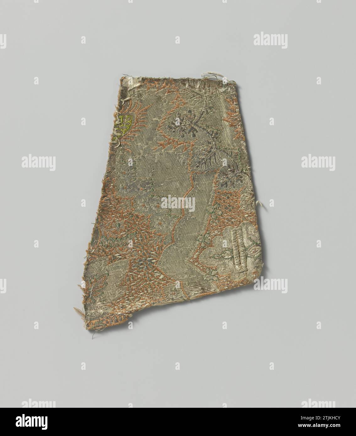 Frammento di brocatel multicolore, 1775 - 1800 cinque frammenti di tessuto di seta. Ordito di seta marrone con impatti di filo d'argento e di lato bianco, verde, rosa e rosso-marrone. Il disegno è costituito da grandi medaglioni a forma di diamante in cui foglie e motivi di frutta. Nota: Lati propri; unire piccoli frammenti; twill, raso, larghezza 1 cm. Seta di diversi tipi e colori. seta. lino (materiale). Broccia con filetto metallico cinque frammenti di tessuto di seta. Ordito di seta marrone con impatti di filo d'argento e di lato bianco, verde, rosa e rosso-marrone. Il disegno è costituito da grandi medaglioni a forma di diamante in cui la foglia A. Foto Stock