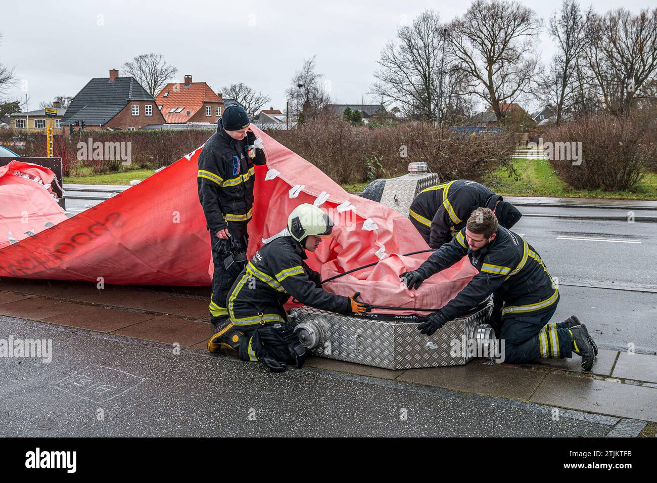 Frederikssund, Danimarca, 20 dicembre 2023. I vigili del fuoco preparano i tubi dell'acqua prima che arrivi la tempesta Pia (Credit Image: © Stig Alenäs) SOLO PER USO EDITORIALE! Non per USO commerciale! Foto Stock