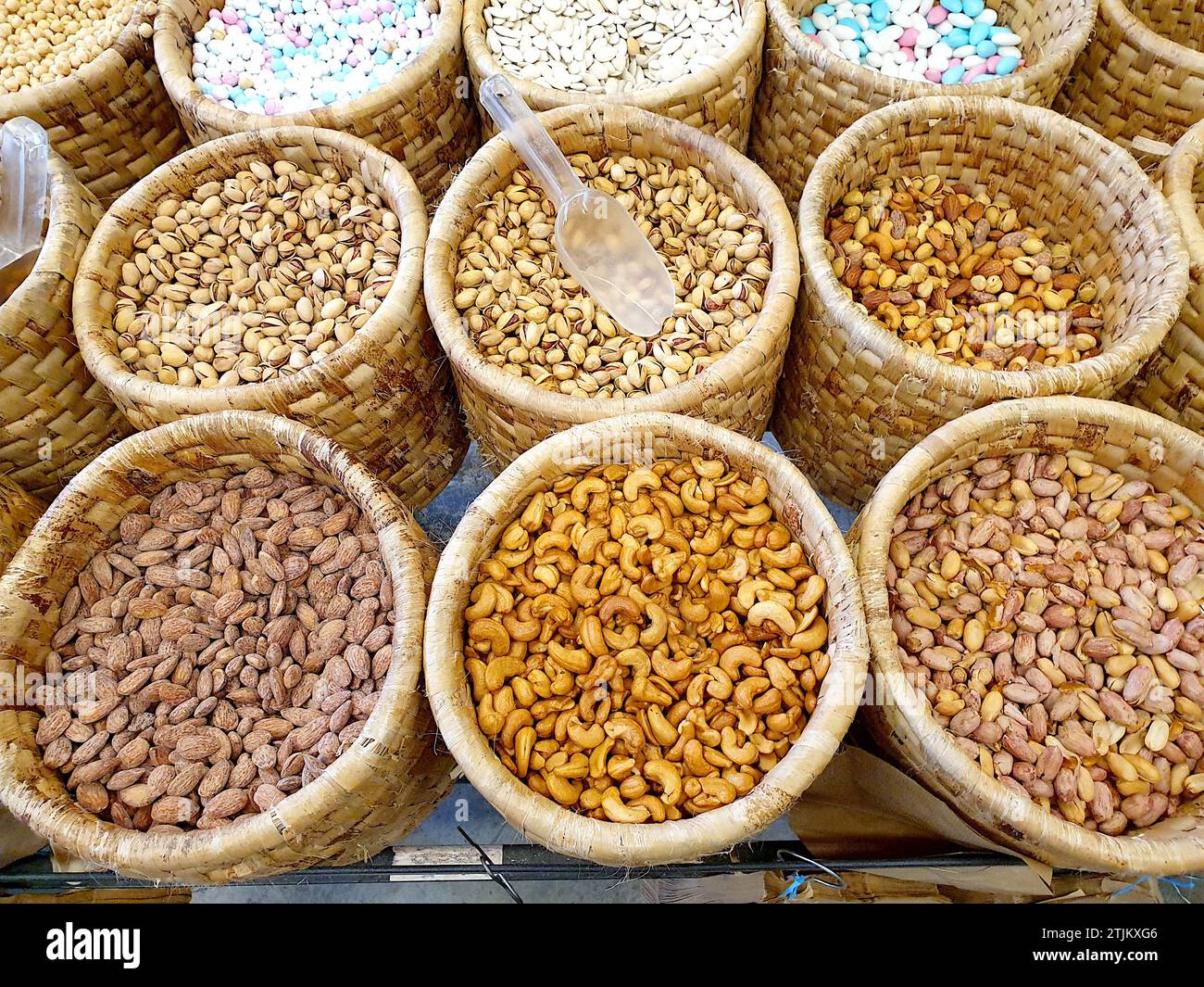 Una selezione di dadi in cestelli. In vendita in un mercato a Madaba, Giordania credito: JHelebrant Foto Stock