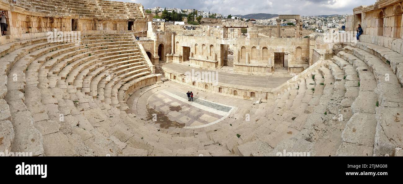 L'anfiteatro romano di Jerash (arabo: جرش Ǧaraš; greco: Γέρασα, romanizzato: Gérasa; greco attico: [Gérasa], greco Koinē: [ˈgerasa]) è una città della Giordania settentrionale. La città è il centro amministrativo del Governatorato di Jerash e ha una popolazione di 50.745 abitanti nel 2015. Si trova a 48 chilometri (30 miglia) a nord della capitale Amman. Credito: JHelebrant Foto Stock