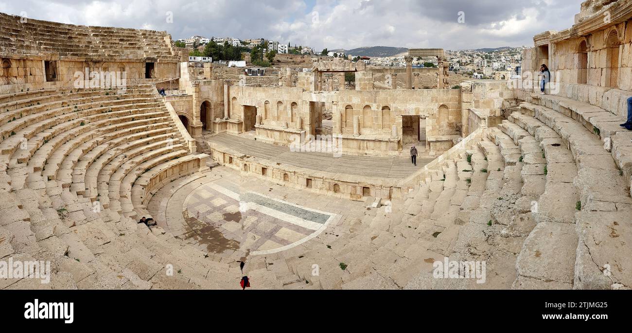 L'anfiteatro romano di Jerash (arabo: جرش Ǧaraš; greco: Γέρασα, romanizzato: Gérasa; greco attico: [Gérasa], greco Koinē: [ˈgerasa]) è una città della Giordania settentrionale. La città è il centro amministrativo del Governatorato di Jerash e ha una popolazione di 50.745 abitanti nel 2015. Si trova a 48 chilometri (30 miglia) a nord della capitale Amman. Credito: JHelebrant Foto Stock