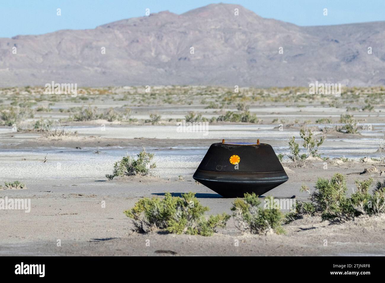 La capsula di ritorno campione della missione OSIRIS-Rex della NASA è stata vista poco dopo essere atterrata nel deserto, il 24 settembre 2023, presso lo Utah test and Training Range del Dipartimento della difesa. Il campione è stato prelevato dall'asteroide Bennu nell'ottobre 2020 dalla navicella spaziale OSIRIS-Rex della NASA. Versione ottimizzata di un'immagine originale della NASA / credito: NASA / KBarber Foto Stock
