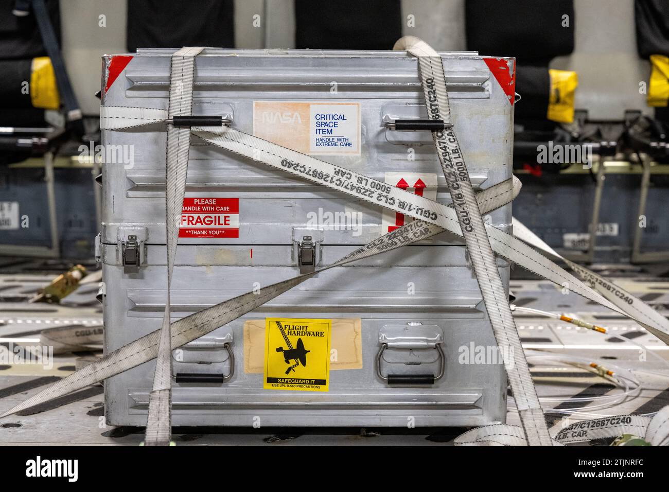 Un container con il contenitore scientifico della missione OSIRIS-Rex della NASA è stato visto a bordo di un C-17 Globemaster, il 25 settembre 2023, presso lo Utah test and Training Range del Dipartimento della difesa. Il campione è stato prelevato dall'asteroide Bennu nell'ottobre 2020 dalla navicella spaziale OSIRIS-Rex della NASA. Versione ottimizzata di un'immagine originale della NASA / credito: NASA / KBarber Foto Stock