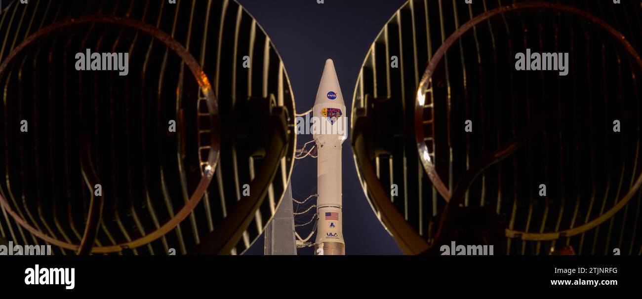 Un razzo United Launch Alliance Atlas V con la navicella Lucy a bordo è stato visto allo Space Launch Complex 41, giovedì 14 ottobre 2021, alla Cape Canaveral Space Force Station in Florida. Lucy sarà la prima navicella spaziale a studiare gli asteroidi troiani di Giove. Come l'omonima missione, l'antenata umana fossilizzata, "Lucy", il cui scheletro ha fornito una visione unica dell'evoluzione dell'umanità, Lucy rivoluzionerà la nostra conoscenza delle origini planetarie e della formazione del sistema solare. Una versione ottimizzata di un'immagine originale della NASA. Crediti: NASA/ B Ingalls Foto Stock