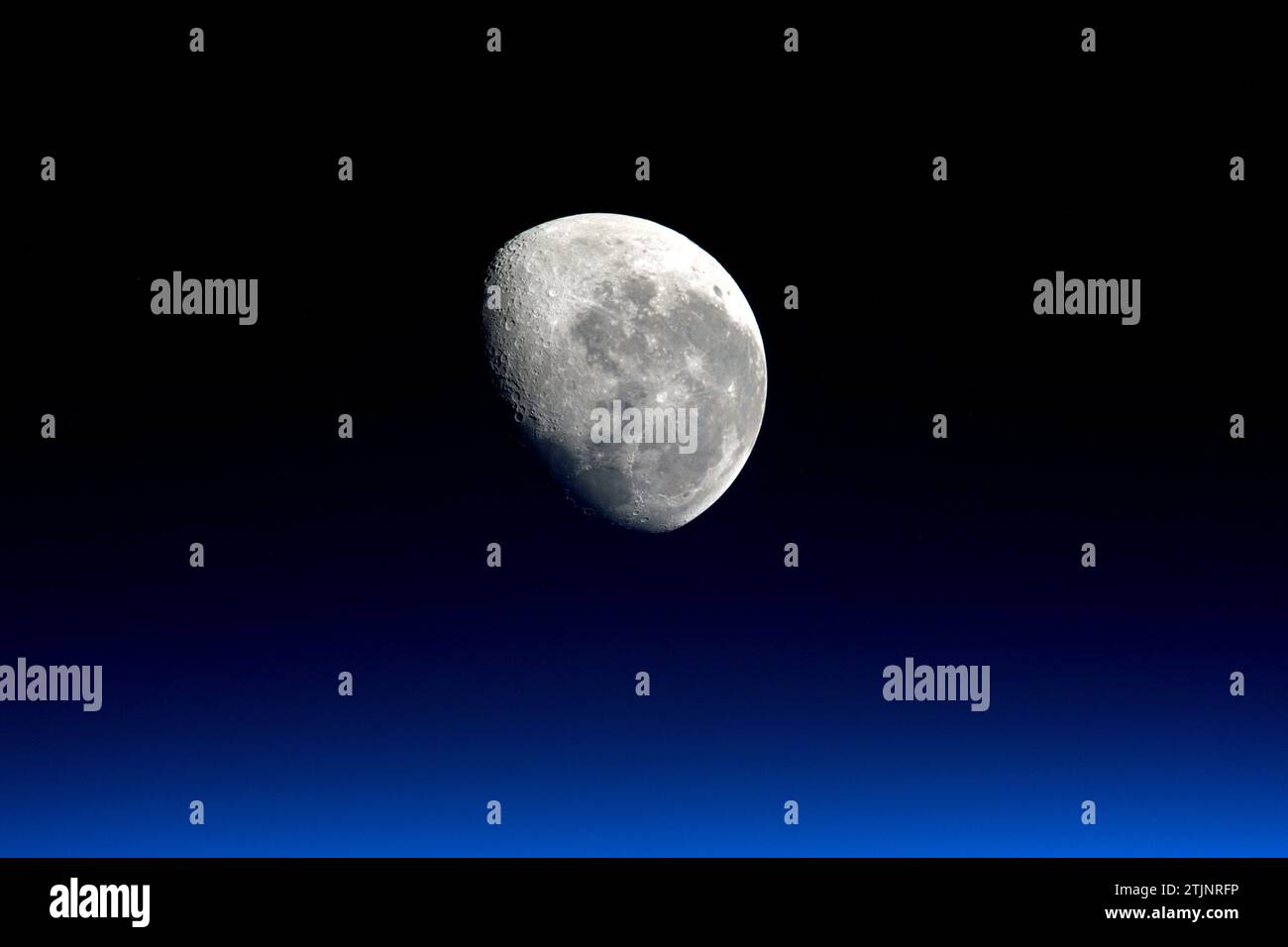 La luna fotografata dalla stazione spaziale Internazionale. L'ingegnere di volo della Expedition 47 Tim Peake ha scattato questa splendida foto della luna dal suo punto panoramico a bordo della stazione spaziale Internazionale il 28 marzo 2016. Peake ha condiviso l'immagine sul suo feed sui social media due giorni dopo e ha scritto ai suoi seguaci sui social media: "Stavo cercando l'Antartide - difficile da individuare dalla nostra orbita. Decisi invece per un set di luna." Credito immagine: NASA/ESA/TPeake Foto Stock