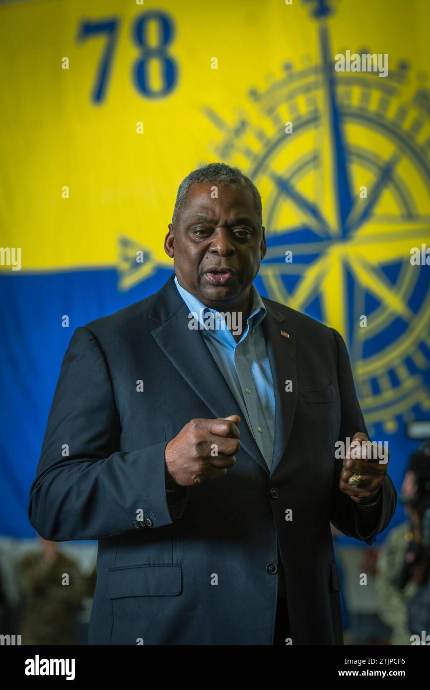 USS Gerald R Ford, Stati Uniti. 20 dicembre 2023. Il Segretario alla difesa degli Stati Uniti Lloyd Austin, a sinistra, parla con i marinai a bordo della super portaerei classe Ford USS Gerald R Ford, il 20 dicembre 2023 in corso nel Mediterraneo orientale. Il guado sta fornendo un deterrente all'escalation regionale del conflitto in corso a Gaza. Crediti: Chad McNeeley/DOD Photo/Alamy Live News Foto Stock