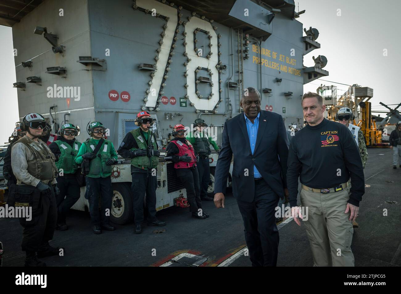 USS Gerald R Ford, Stati Uniti. 20 dicembre 2023. Il Segretario alla difesa degli Stati Uniti Lloyd Austin, a sinistra, visita il ponte di volo con l'ufficiale comandante, il capitano Rick Burgess a bordo della super portaerei classe Ford USS Gerald R Ford, il 20 dicembre 2023 in corso nel Mediterraneo orientale. Il guado sta fornendo un deterrente all'escalation regionale del conflitto in corso a Gaza. Crediti: Chad McNeeley/DOD Photo/Alamy Live News Foto Stock