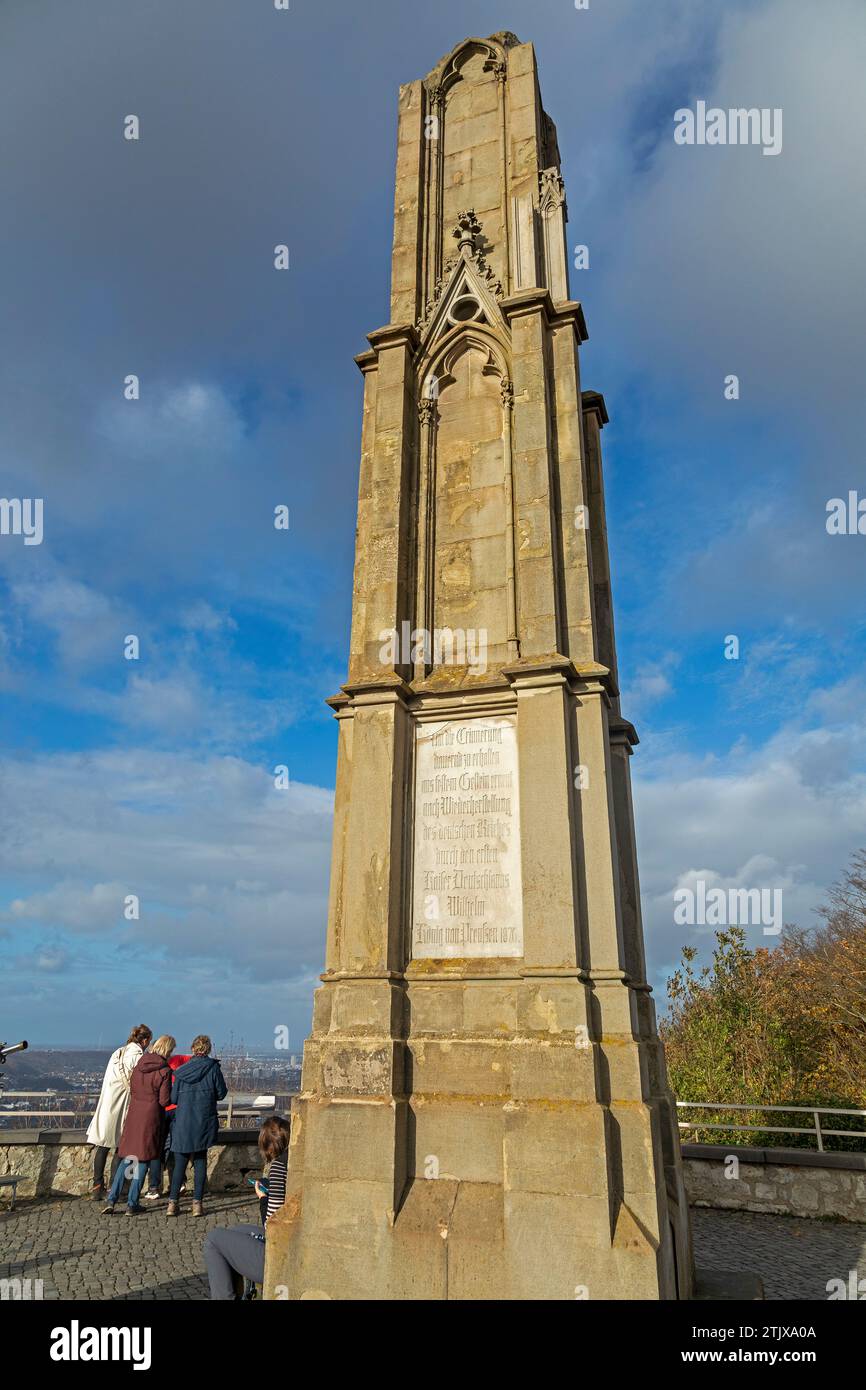 Pinnacolo neogotico, gente, plateau, Dragon's Rock, Königswinter, Renania settentrionale-Vestfalia, Germania Foto Stock