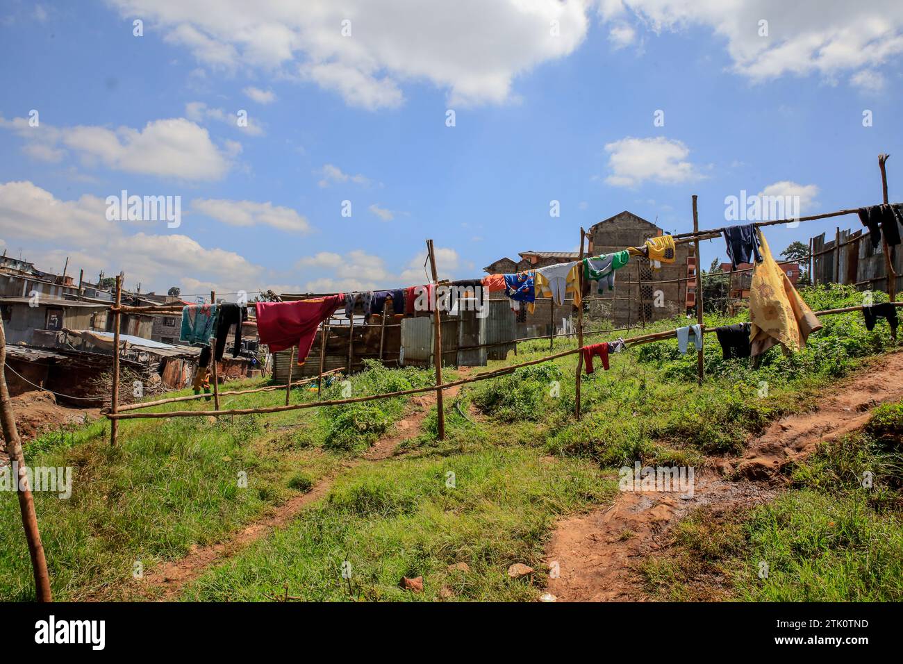 Vestiti vari fuori dalle case locali a Kibera Slum a Nairobi, Kenya. Una visione attraverso la vita quotidiana a Kibera attualmente il più grande Slum e Th dell’Africa Foto Stock