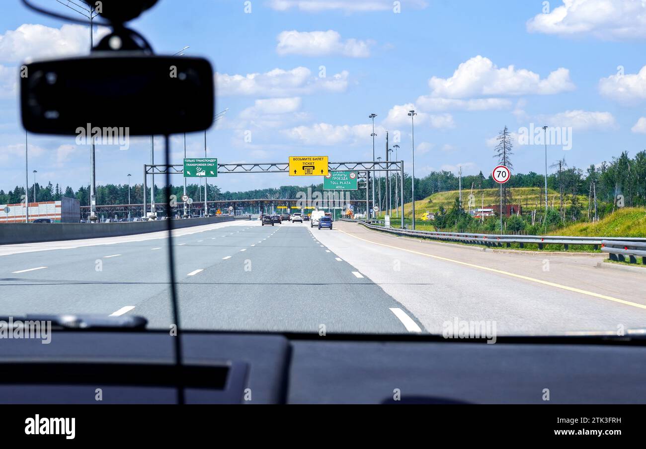 Mosca, Russia - 17 luglio 2023: Vista dal finestrino di un'auto a un casello sull'autostrada ad accesso controllato. Punti di pagamento su una strada a pedaggio. Russo M11 Foto Stock