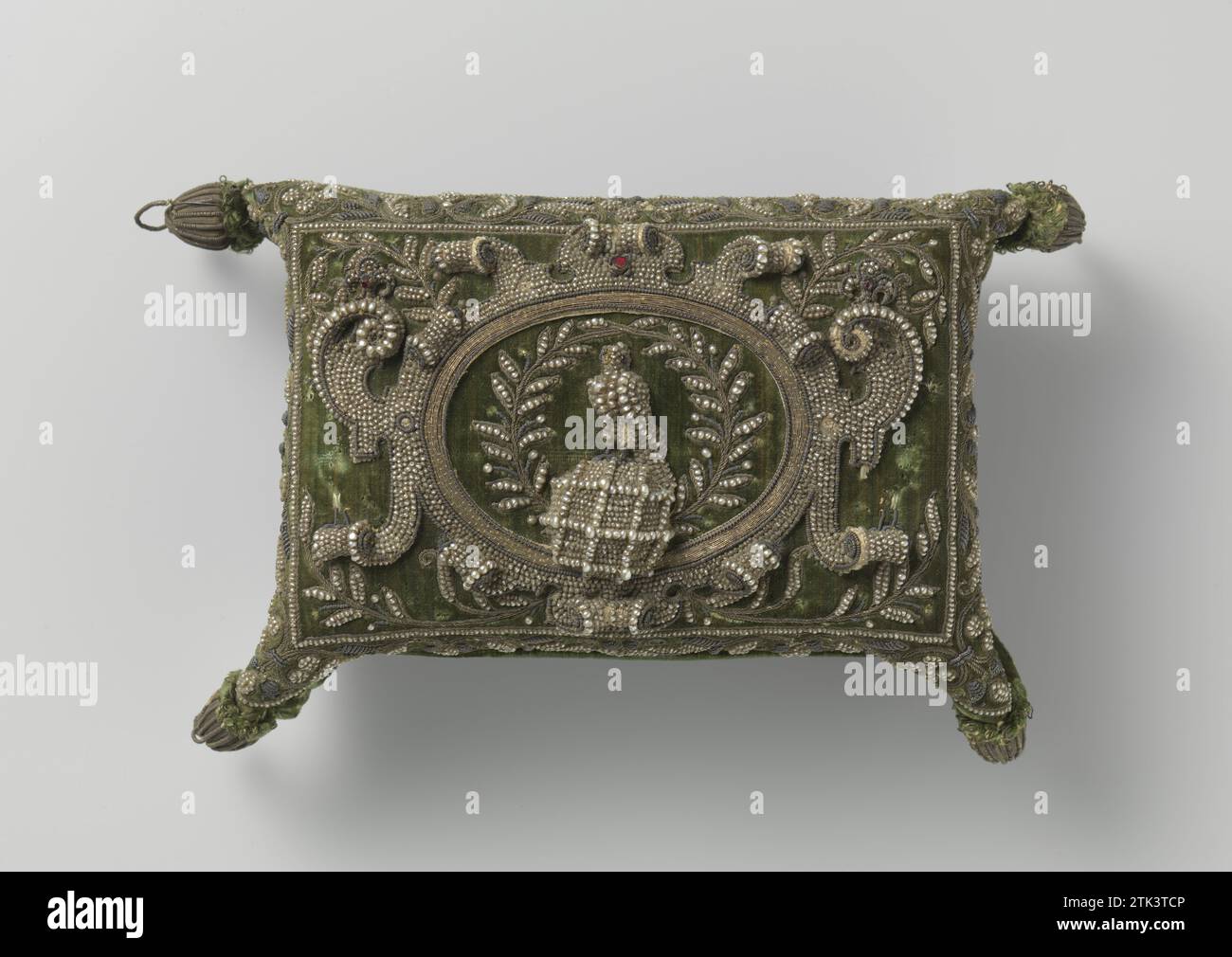 Scatola di gioielli in legno, esagerata con velluto verde e decorata in rilievo con filo d'oro e d'argento e perle di fiume, anonima, c. 1550 - c. 1624 scatola di gioielli in legno, esagerata con velluto verde e decorata in rilievo con filo d'oro e d'argento e perle di fiume. Modello: A forma di cuscino da cucire che si apre in due metà; ognuno presumibilmente di forma interna in legno, ricoperto di velluto verde su un morbido ripieno all'interno e all'interno con raso rosso carminio stretto. Ricamo: Il Deksle ha una tavola ad alto rilievo con vere gemme, le cosiddette perle di fiume, con Go Foto Stock