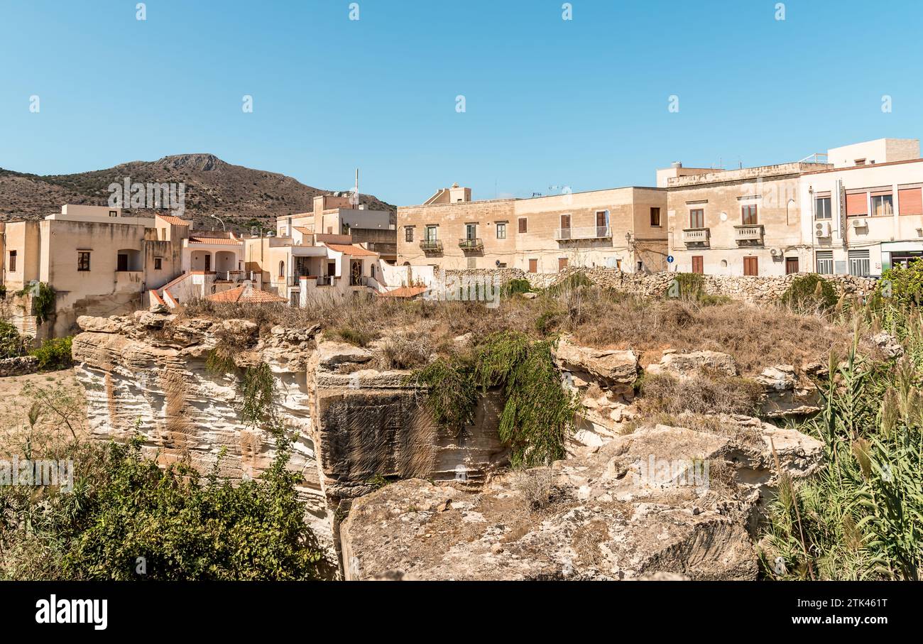 Vecchie case in pietra del quartiere residenziale sull'isola di Favignana, provincia di Trapani, Sicilia, Italia Foto Stock