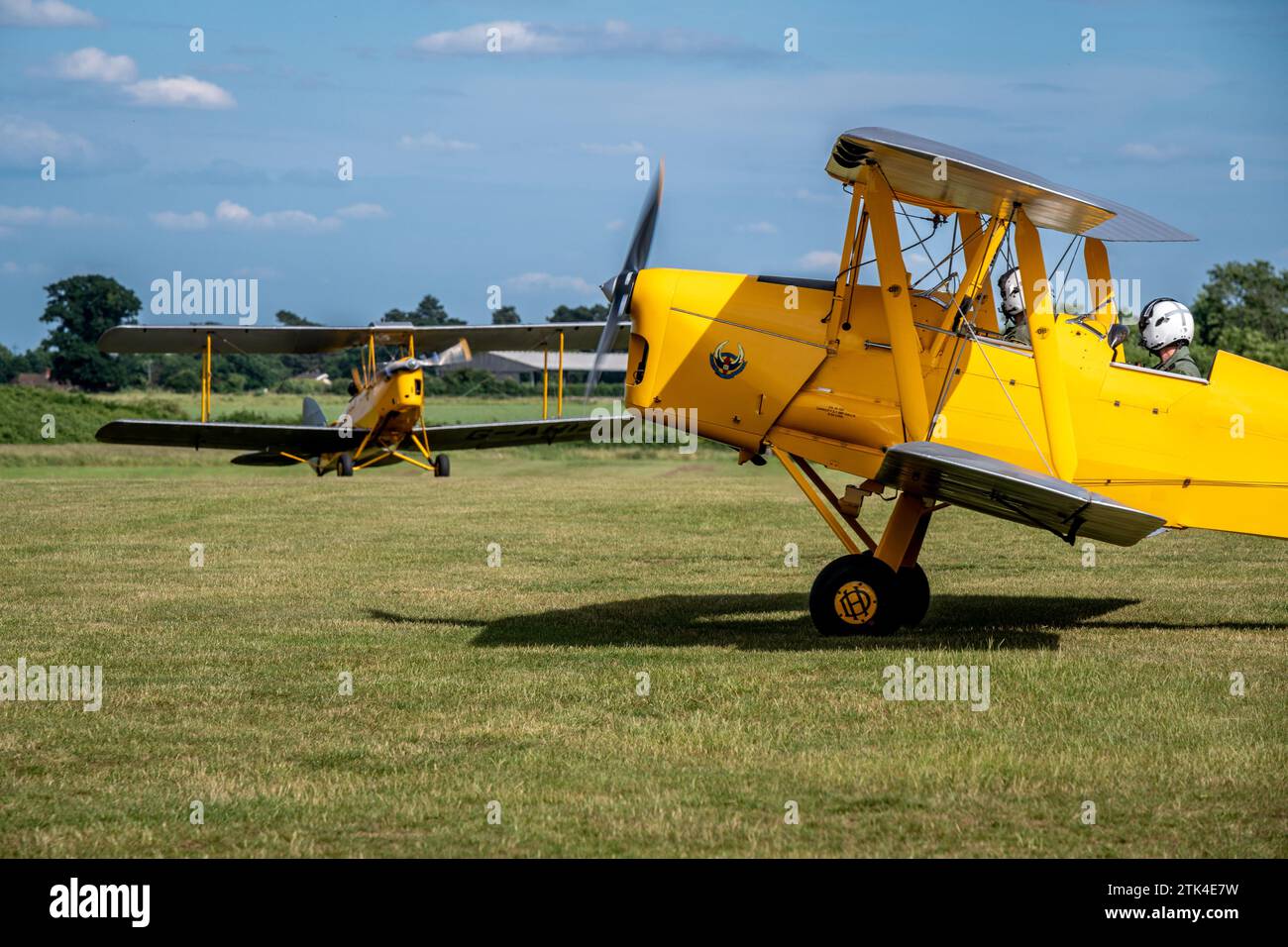 DH82 Tiger Moth aeroplano al vecchio Warden Aerodrome di Shuttleworth, Inghilterra Foto Stock