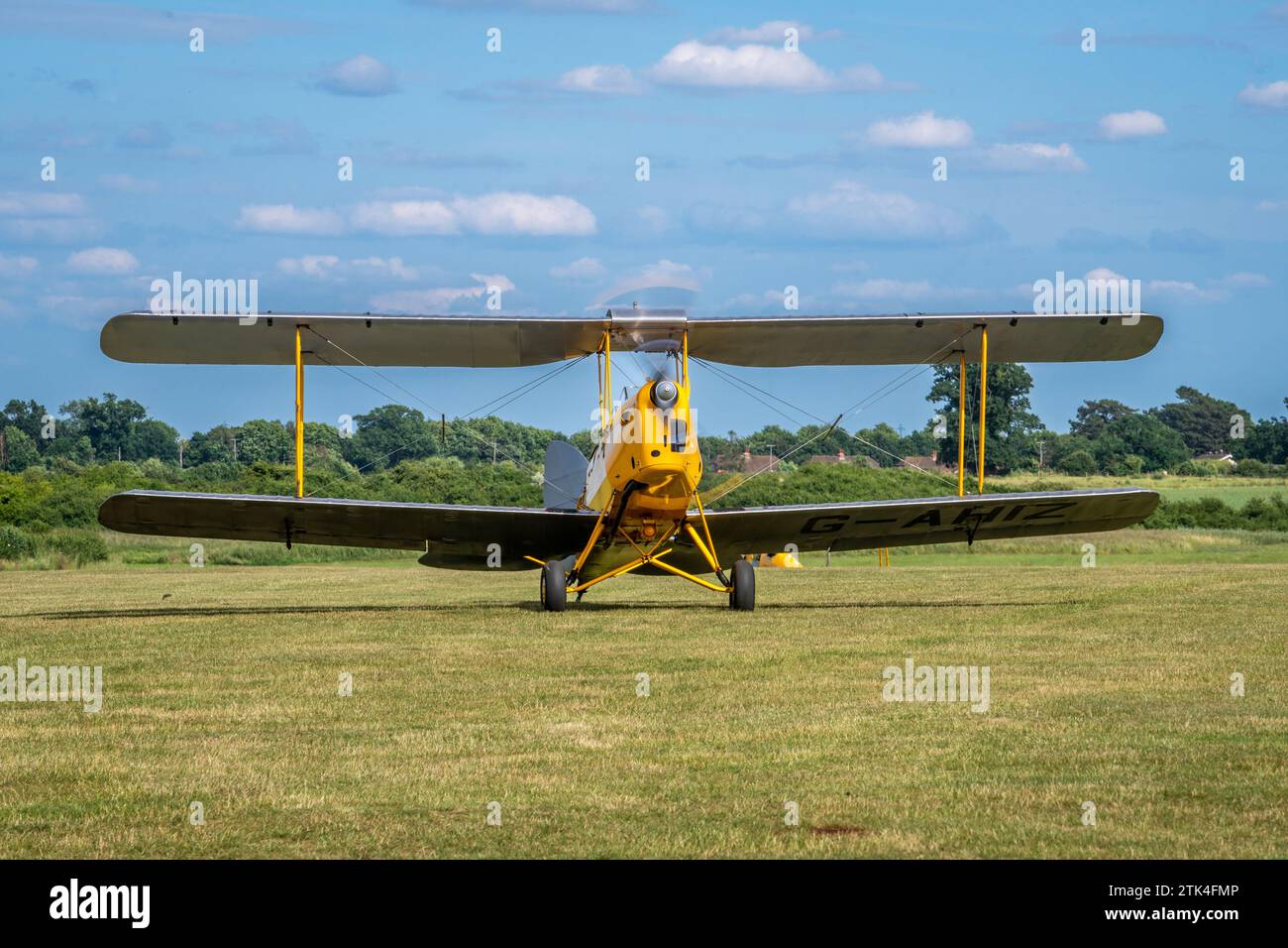 DH82 Tiger Moth aeroplano al vecchio Warden Aerodrome di Shuttleworth, Inghilterra Foto Stock